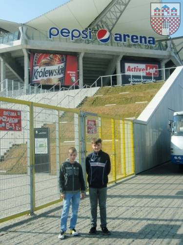 : Od lewej Krzysztof Czerwik oraz Kamil Surowiec przed stadionem Legii Warszawa